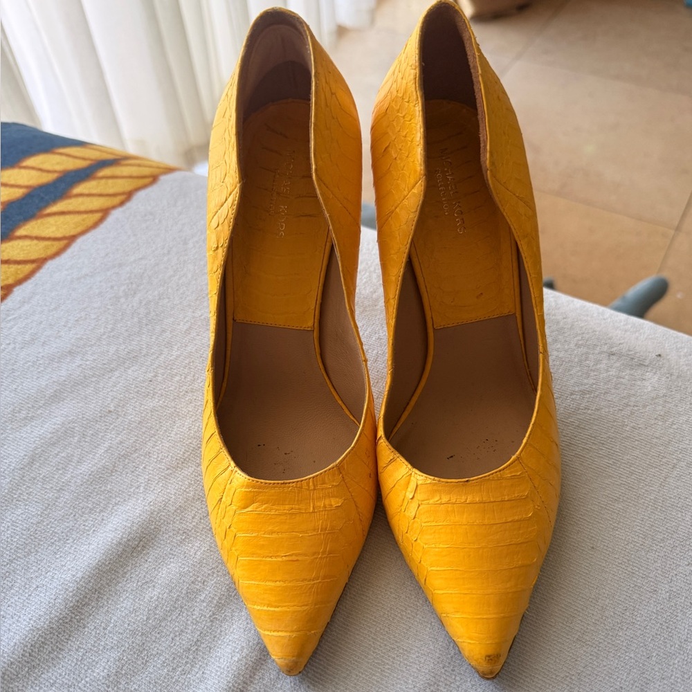 Yellow Textured Women's Pumps